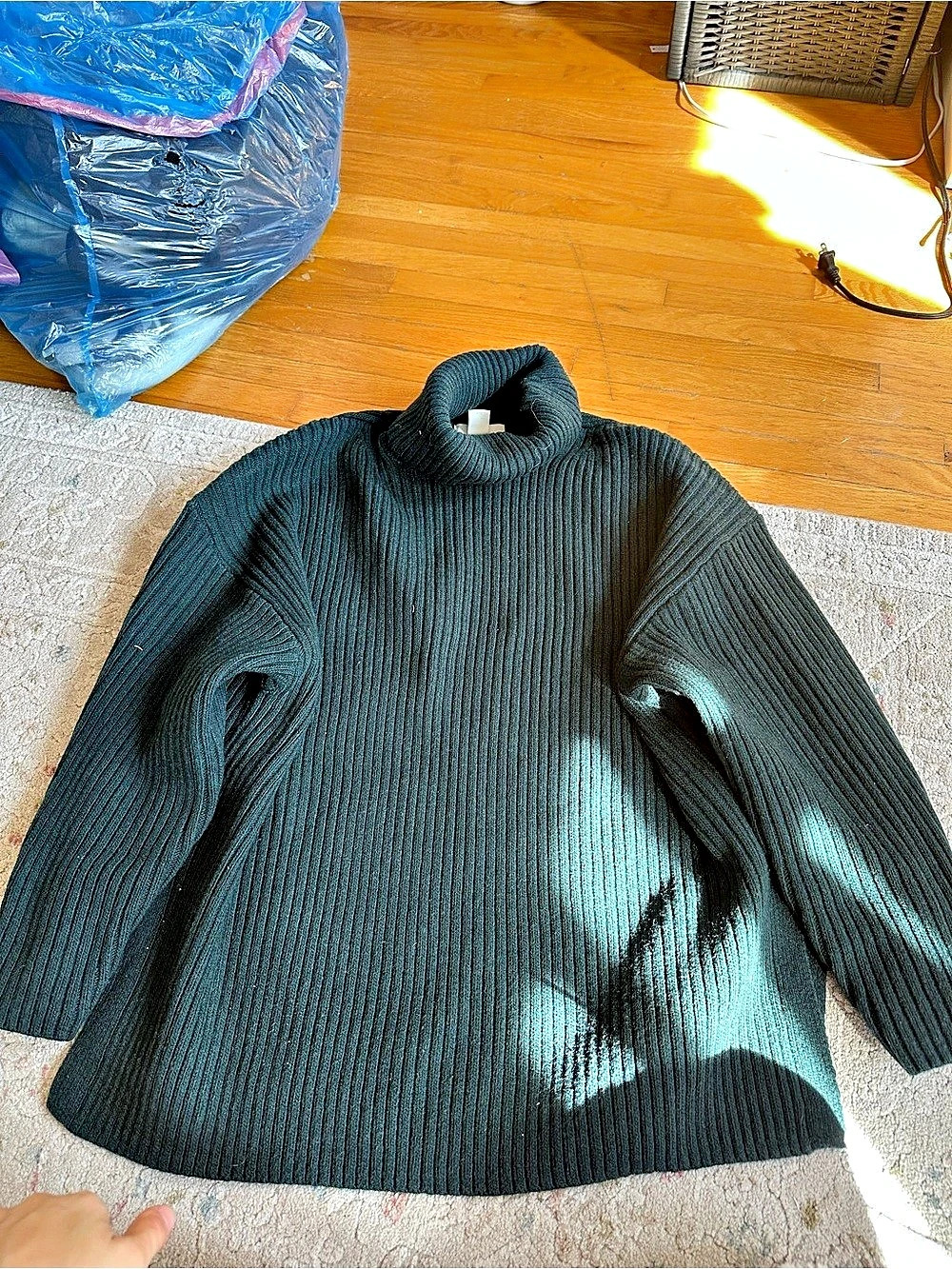 H&Medium Ribbed Turtleneck Sweater Black Medium